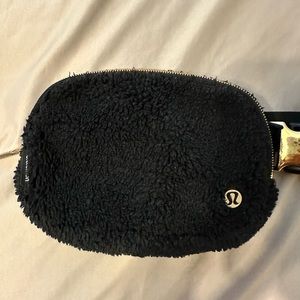 Lululemon everywhere fleece belt bag 1L